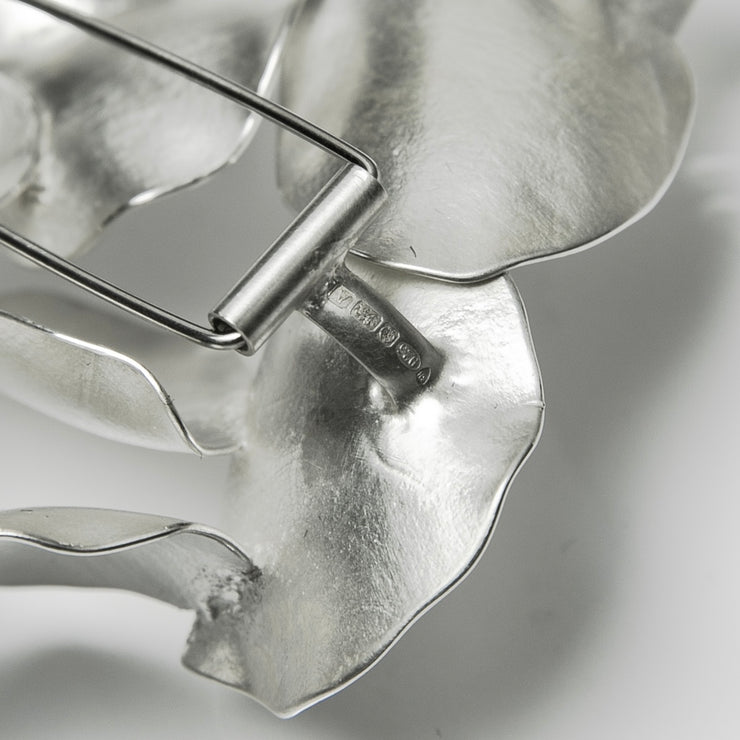 Shinta Nakajima, White Rose Brooch